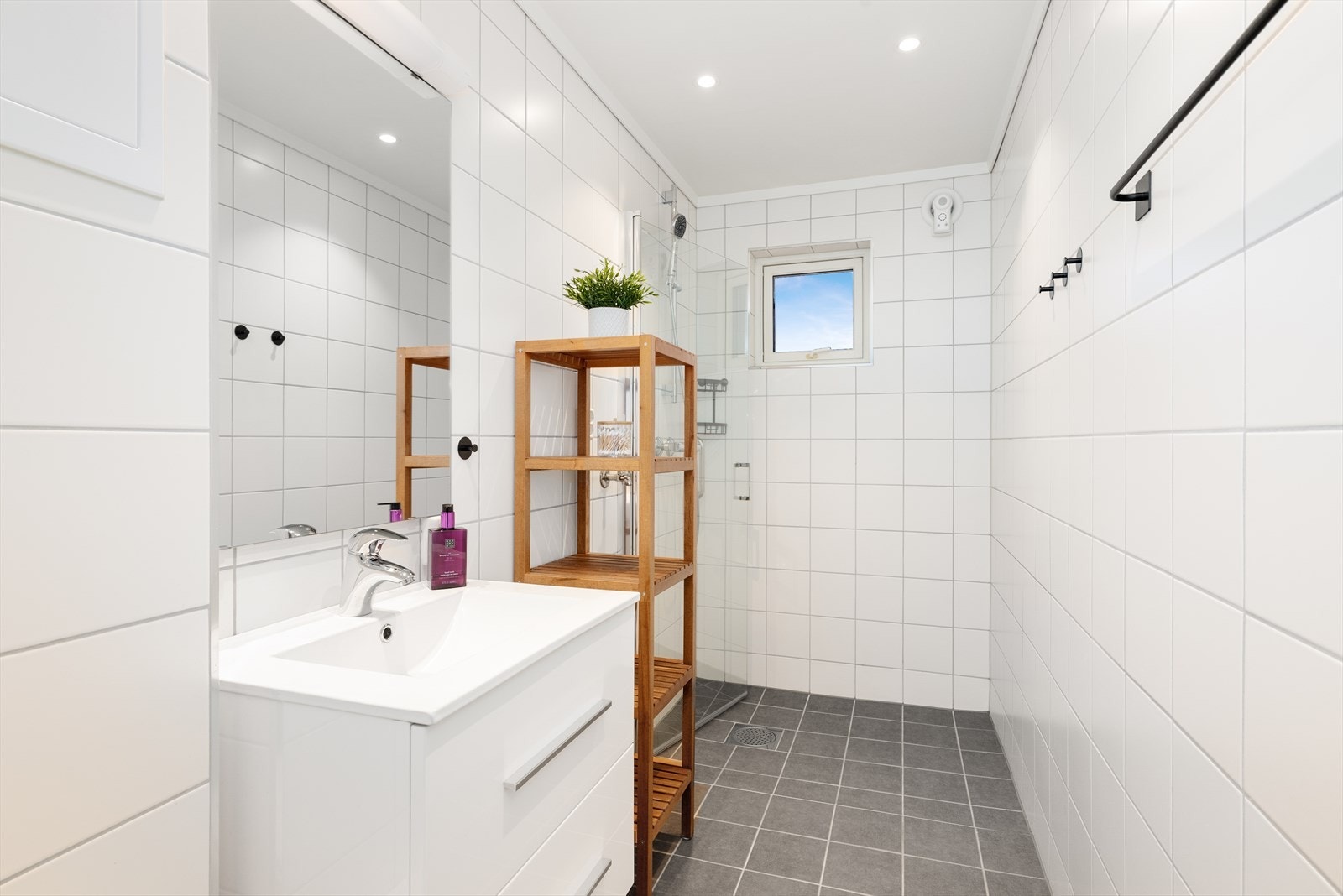 Lyst og delikat baderom som er pusset opp i regi av borettslaget i ca. 2020/ 21. Galleribilde