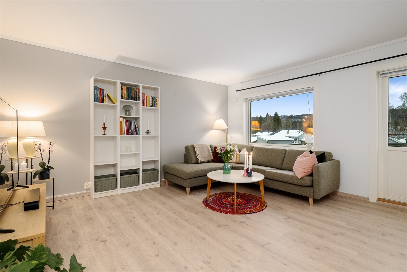 Stuen er romslig med god plass til både sofagruppe og spisestue. Galleribilde