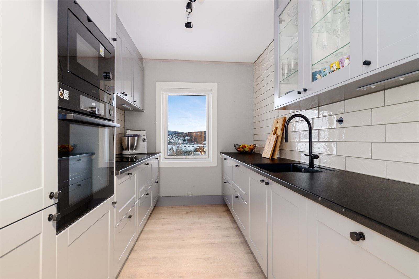 Moderne og tidløst kjøkken som er pusset opp i ca. 2022 med ny innredning fra Systemkjøkken. Galleribilde