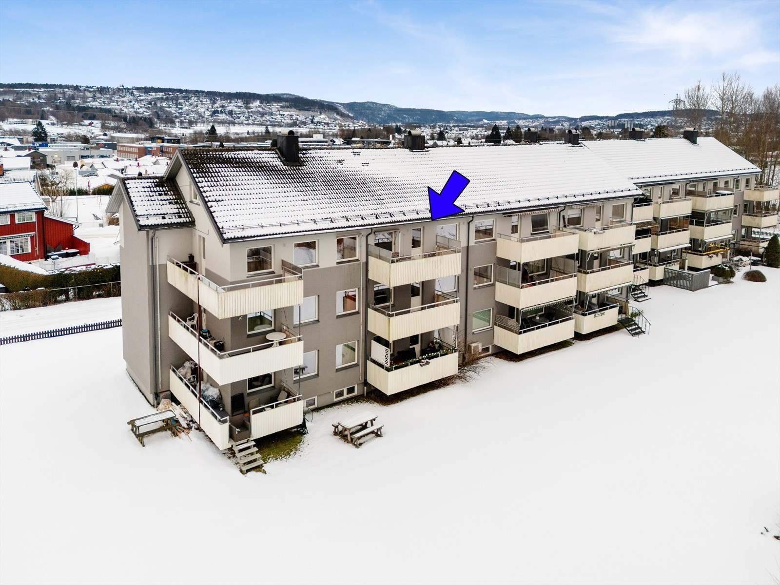 Borettslaget ligger sentralt i et rolig og etablert nabolag på Nenset mellom Skien og Porsgrunn, med kort veg til blant annet dagligvare på Nenset, handelsområder på Kjørbekk, Skien Fritidspark med stort aktivitetstilbud og Herkulesområdet med kjøpesenter Galleribilde