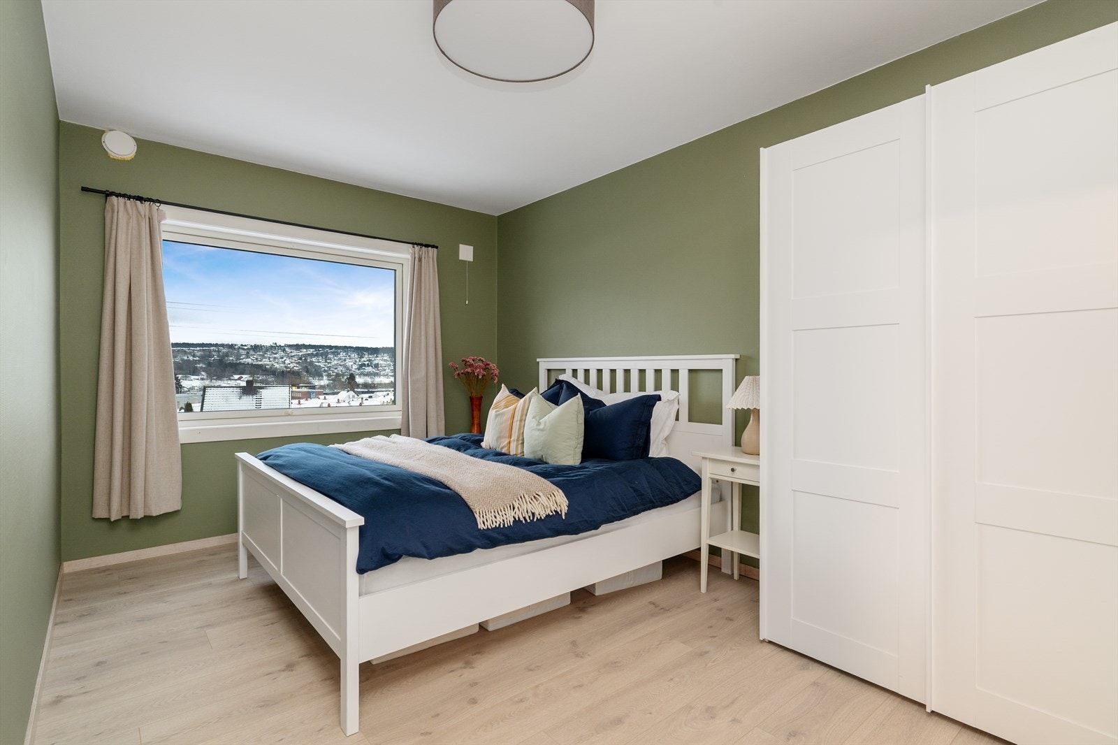 Leiligheten har 2 romslige soverom med god plass til seng og garderobe løsning. Galleribilde