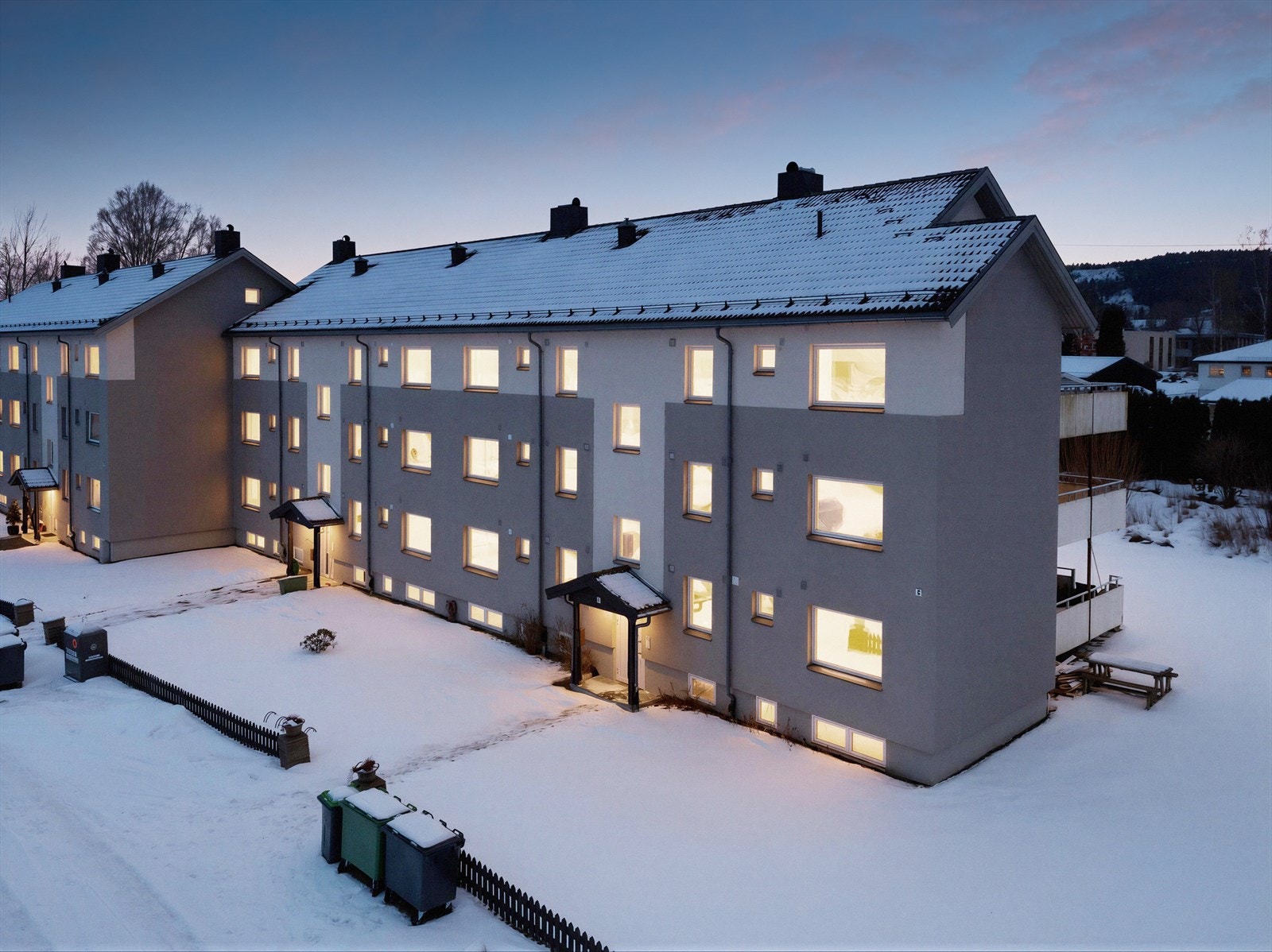 Leiligheten ligger fint til i toppetasjen med flott utsikt mot vest fra stue/balkong, og over mot Skien Øst og Vealøs fra kjøkken og hovedsoverom. Galleribilde