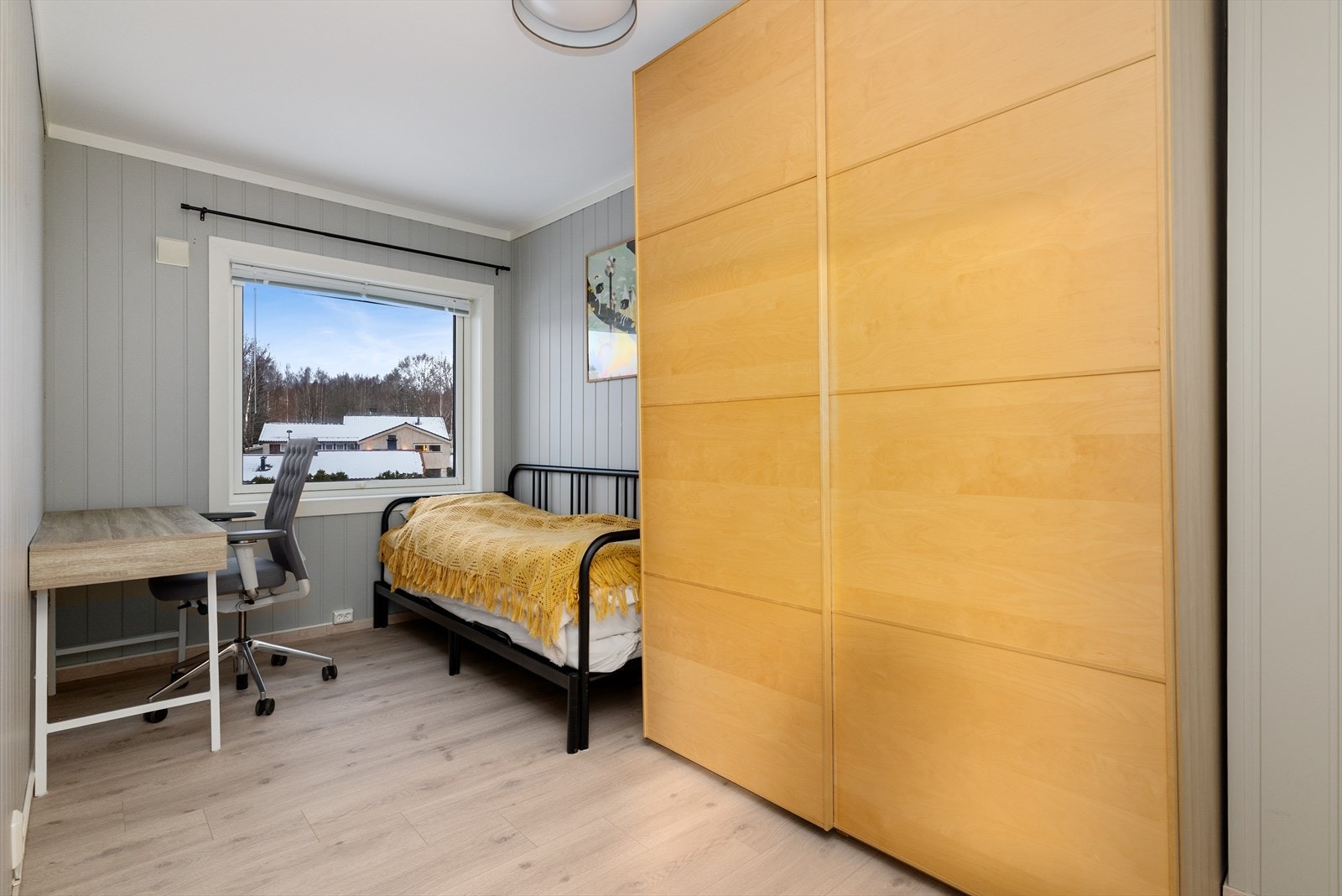 Soverommene innehar romslige garderobeskap som gir fin oppbevaringsplass for klær. Galleribilde