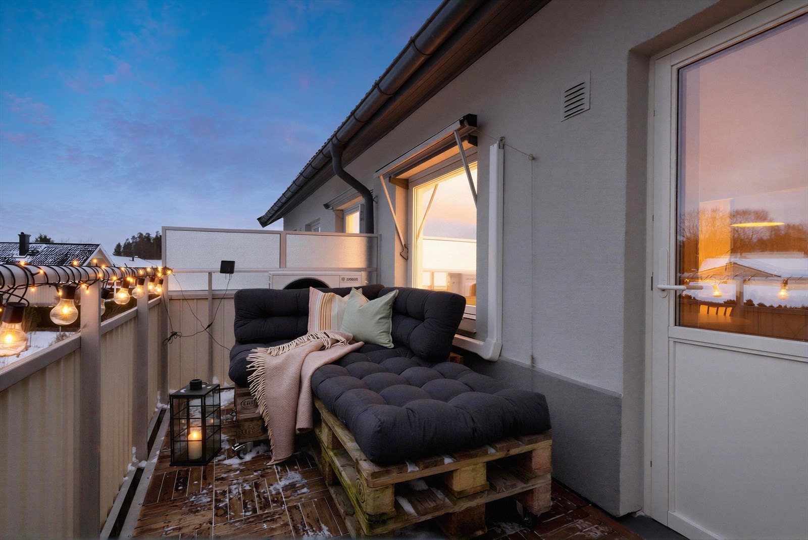 Fra stuen er det utgang til vestvendt balkong med fin plass til utemøblement og hyggelig utsikt. (Bilde er redigert og faktiske lysforhold kan variere). Galleribilde