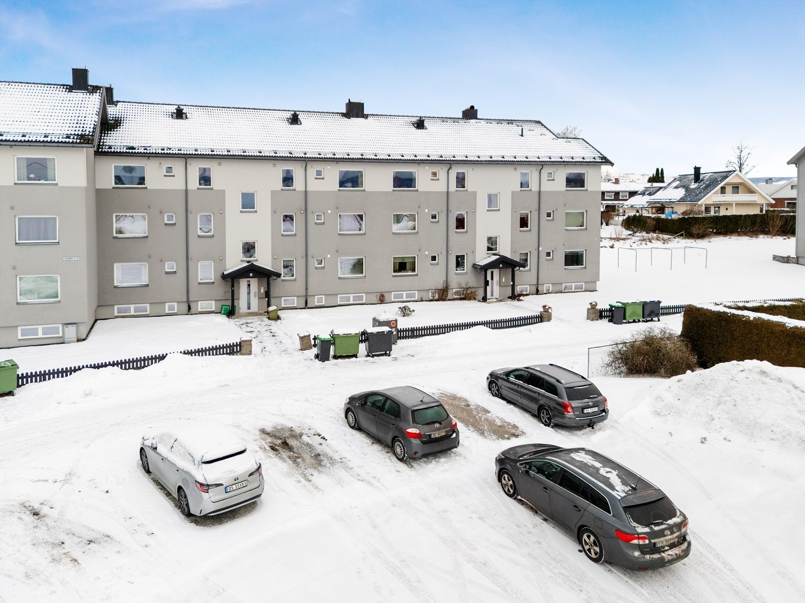 Borettslaget har felles parkeringsplass på utsiden av blokka og to el-bil ladere som kan benyttes av beboere mot en mnd. avgift på kr 350. Galleribilde