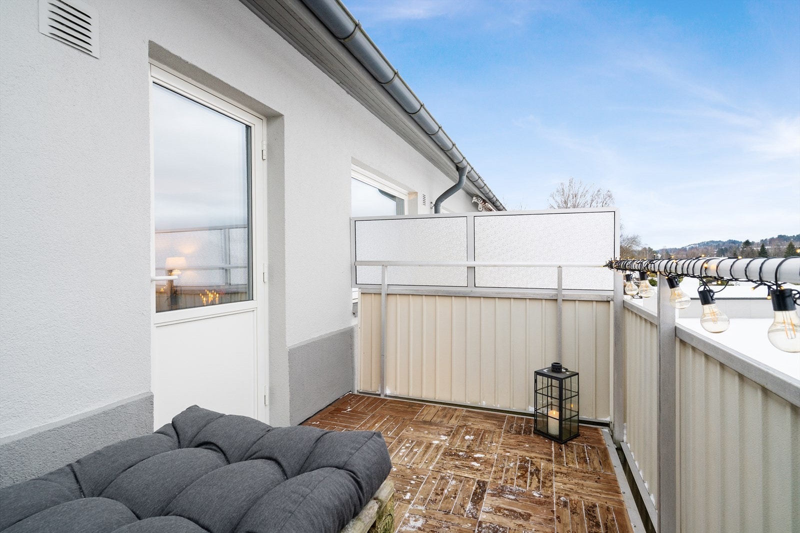 Balkongen har levegger på sidene med frostet glass som skjermet for innsyn, vær og vind. Galleribilde