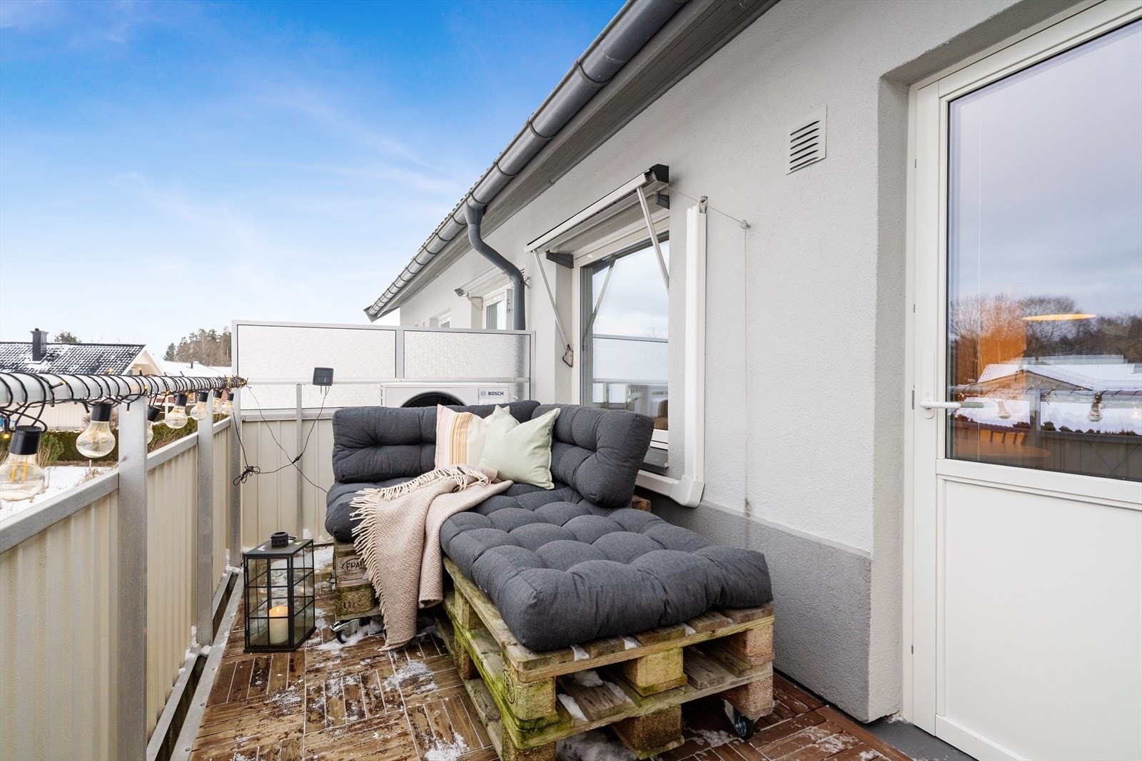 Balkongen ligger solrikt til med hyggelig utsikt mot nærmiljøet. Galleribilde