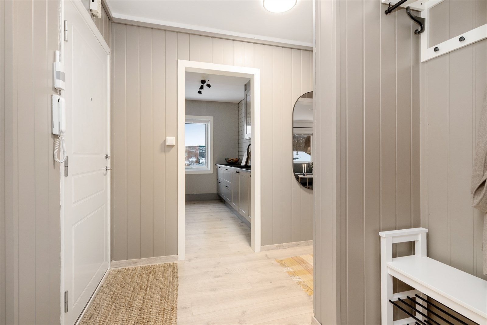 Fra felles trappegang kommer man inn til lys og hyggelig entré med fin plass til både sko- og yttertøy. Galleribilde