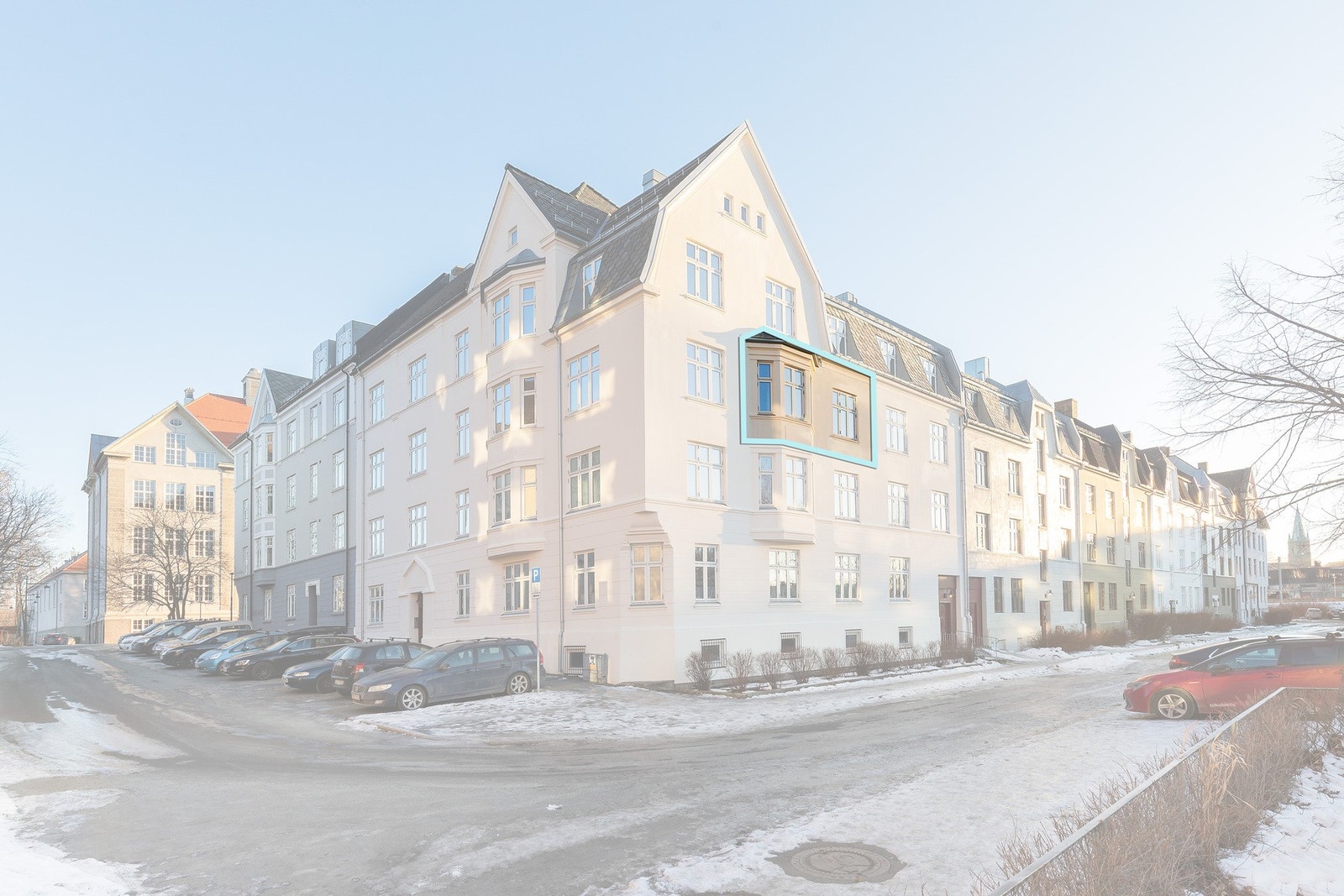 Det er mulighet for soneparkering rett utenfor bygget Galleribilde