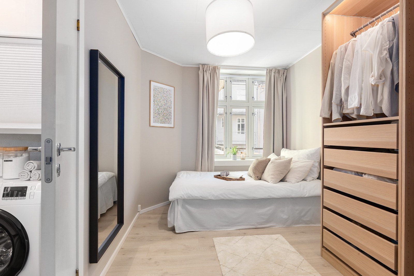 Koselig soverom vendt inn mot bakgården Galleribilde