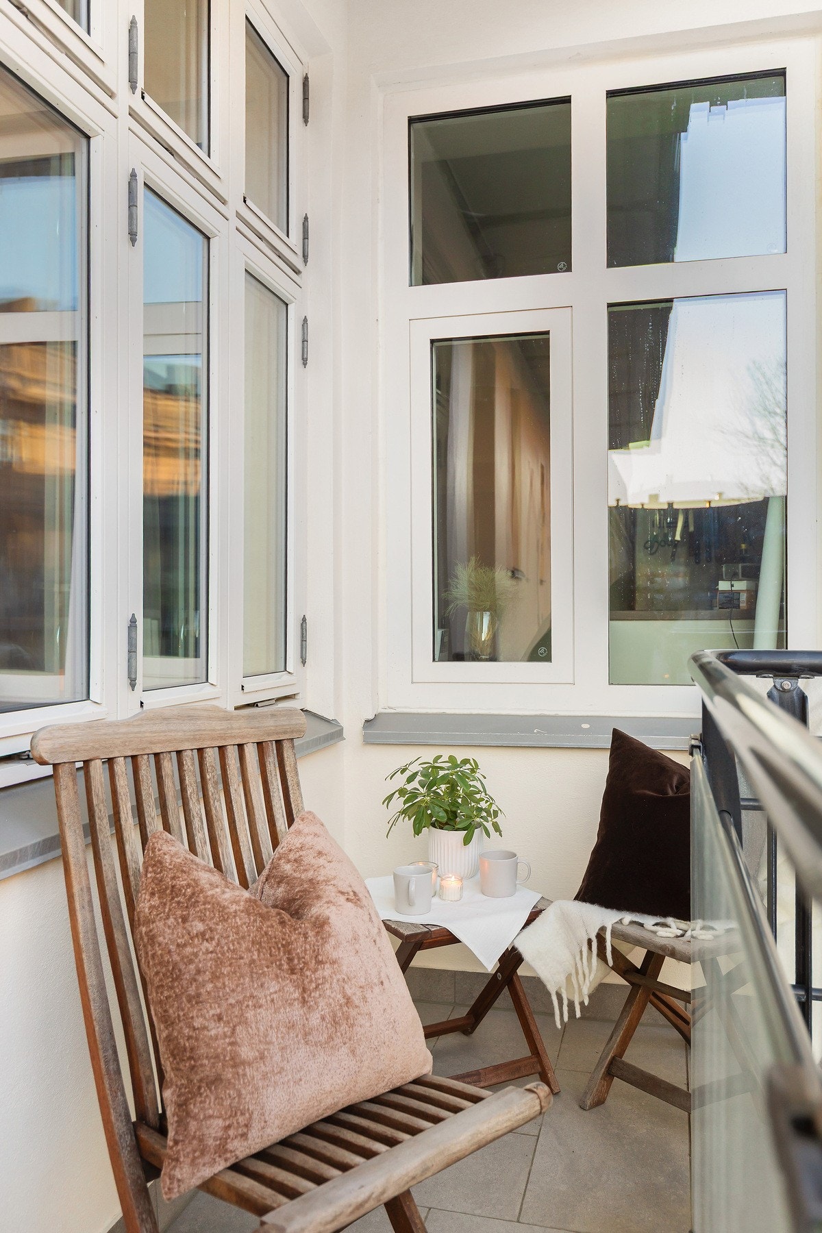 Rett ut i oppgangen er det utgang til en felles luftebalkong hvor man kan nyte sola midt på dagen. Det er også en felles bakgård med større sittemøblement Galleribilde