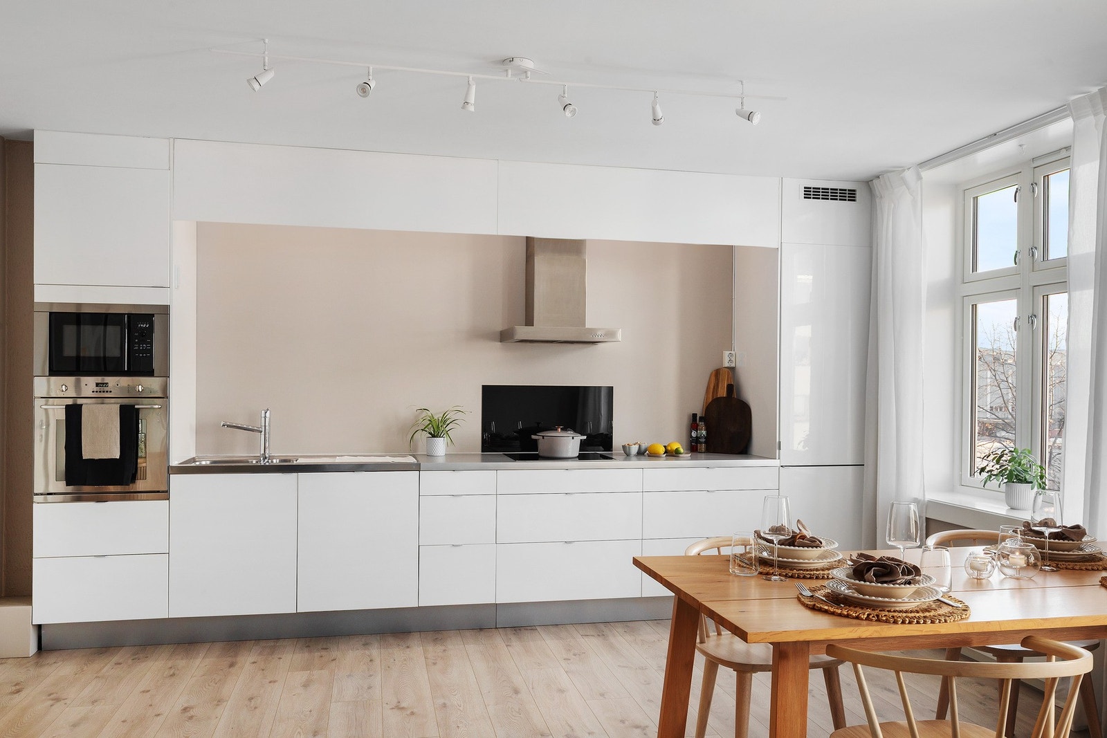 Av integrerte hvitevarer finnes kjøl- og fryseskap, stekeovn, mikro, oppvaskmaskin og platetopp Galleribilde