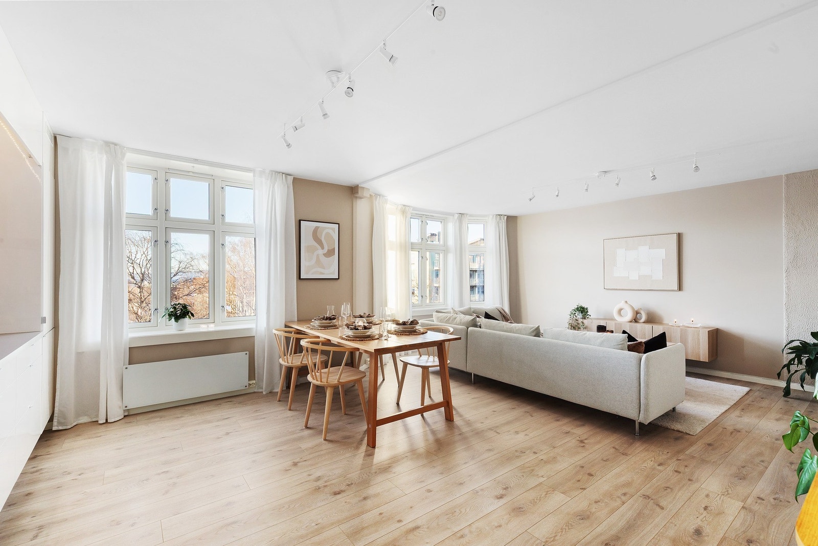 Her får du en stor og sjarmerende 2-roms på hele 58 kvm, i høy 3.etasje på Lilleby Galleribilde