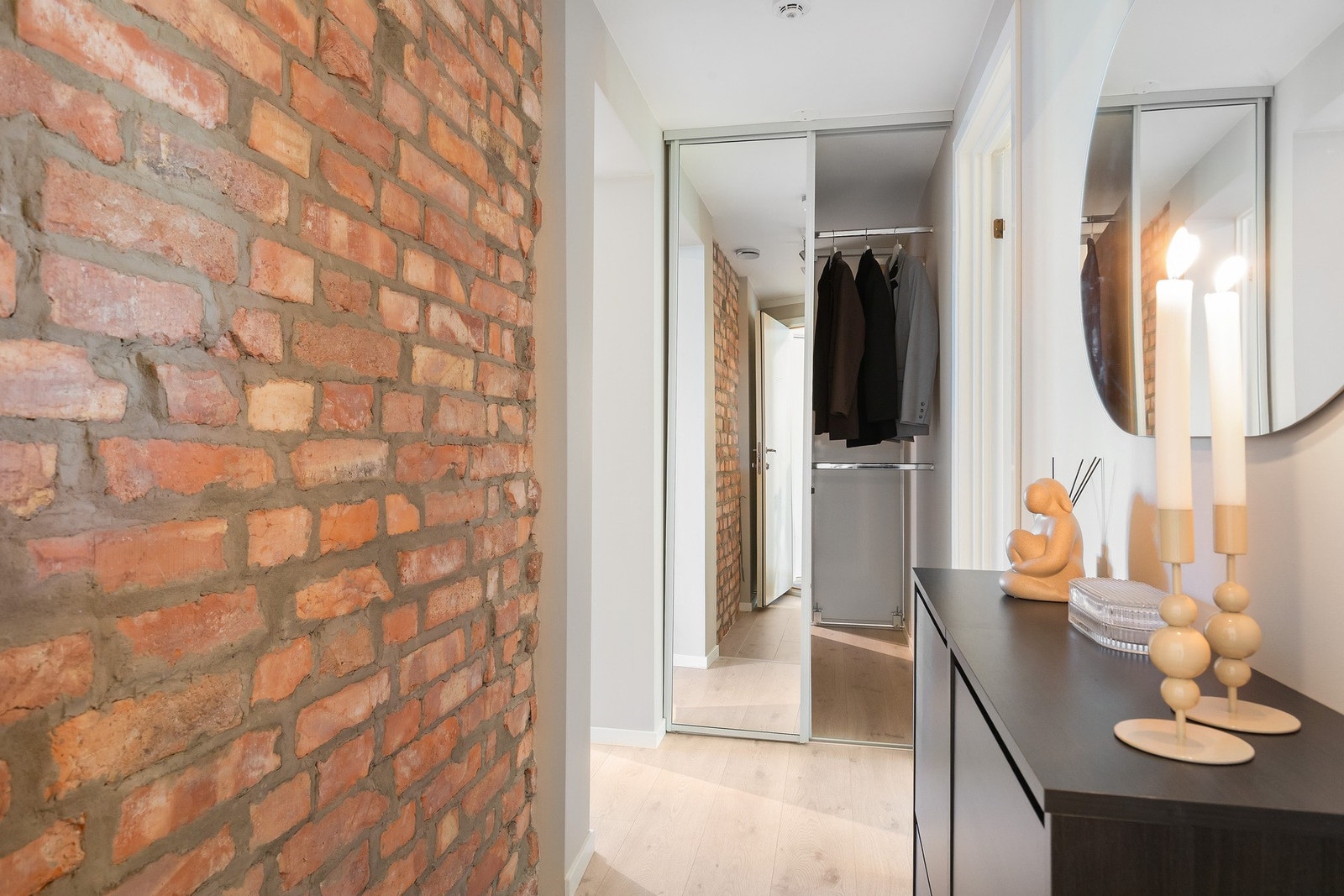 I gangen er det beholdt en del av teglstein som gir et sjarmerende uttrykk idet du kommer inn døren Galleribilde