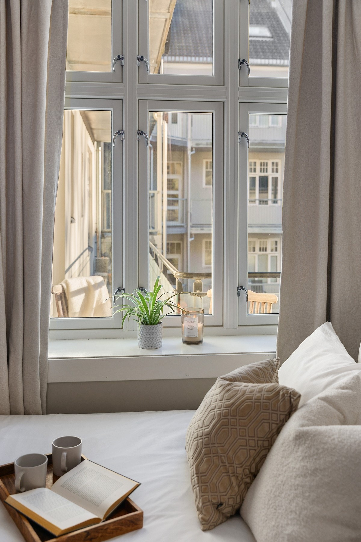 Alle vegger ble malt i 2023, samt listverk og tak på stue/kjøkken i 2026 Galleribilde