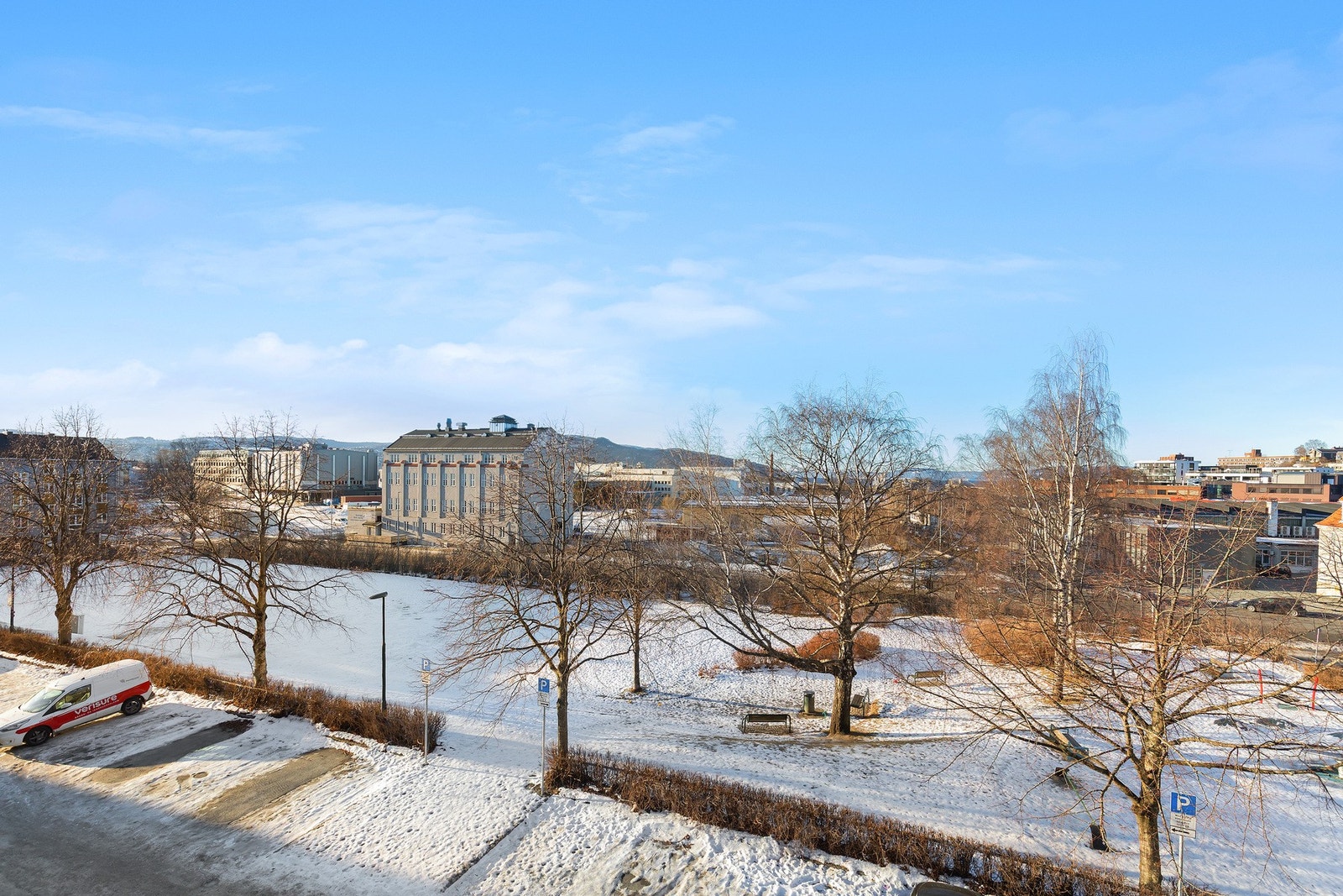Fra leiligheten har du fri utsikt mot fint parkområde og fotballbane, og ingen innsyn Galleribilde