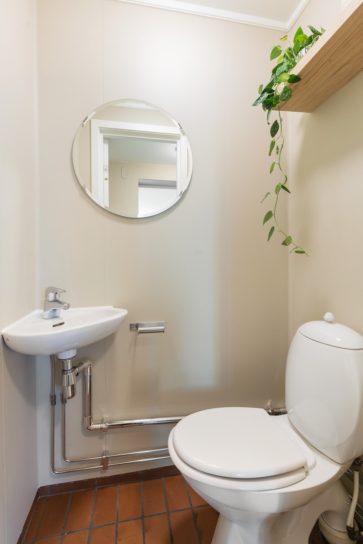 Toalettet er på et eget rom i tilknytning til stuen. Dette er ble malt nylig i 2026 Galleribilde