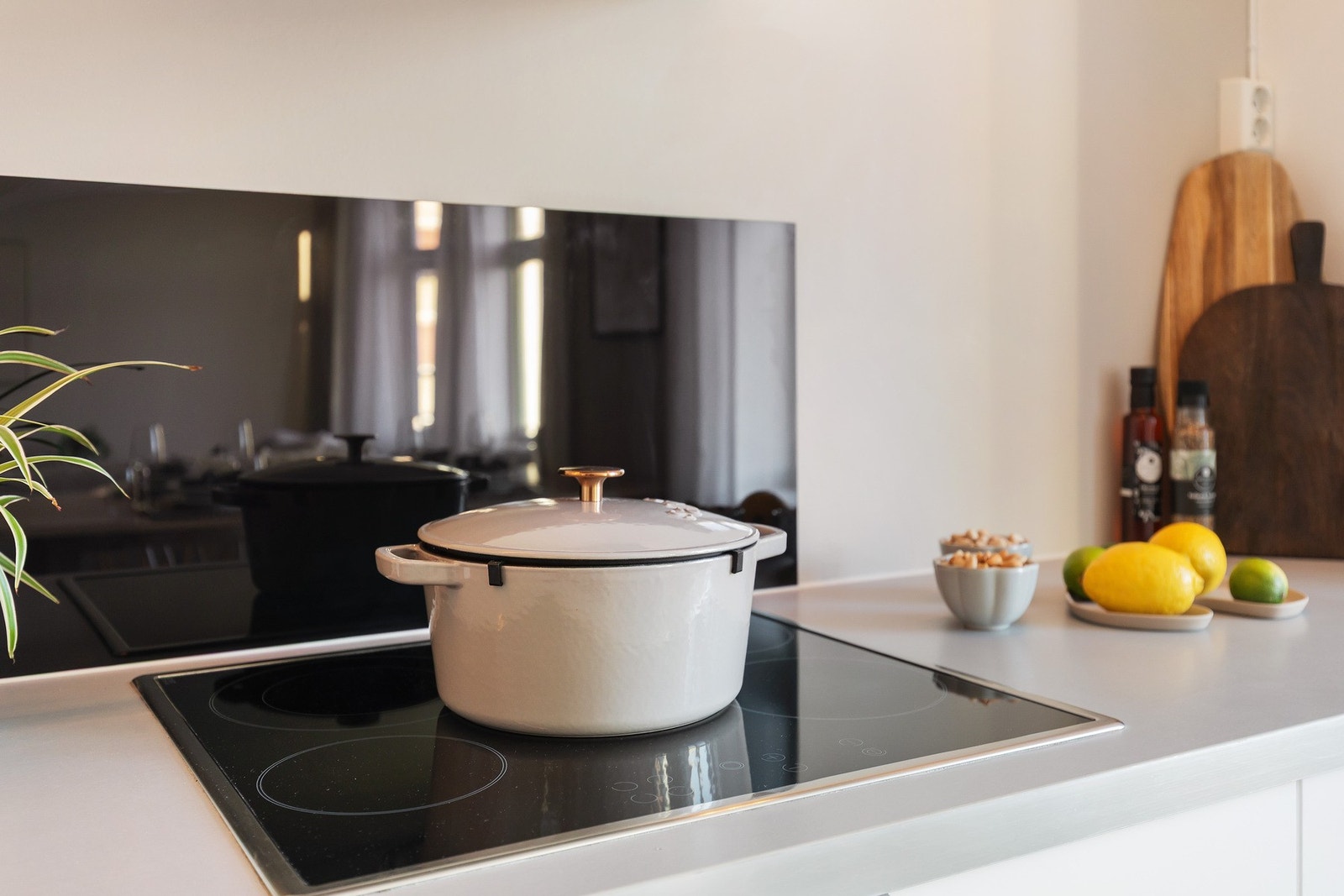 Felleskostnadene inkluderer renter og avdrag på fellesgjelden, TV, internett, kommunale avgifter, byggforsikring, felles renhold og drift. (Rentene kan skives av på skatten), Galleribilde