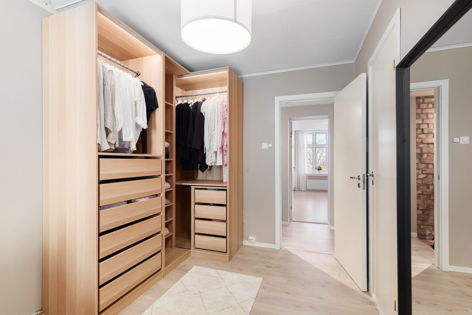 Rommet er på 9,5 kvm og har god plass til både dobbeltseng og garderobeløsning Galleribilde