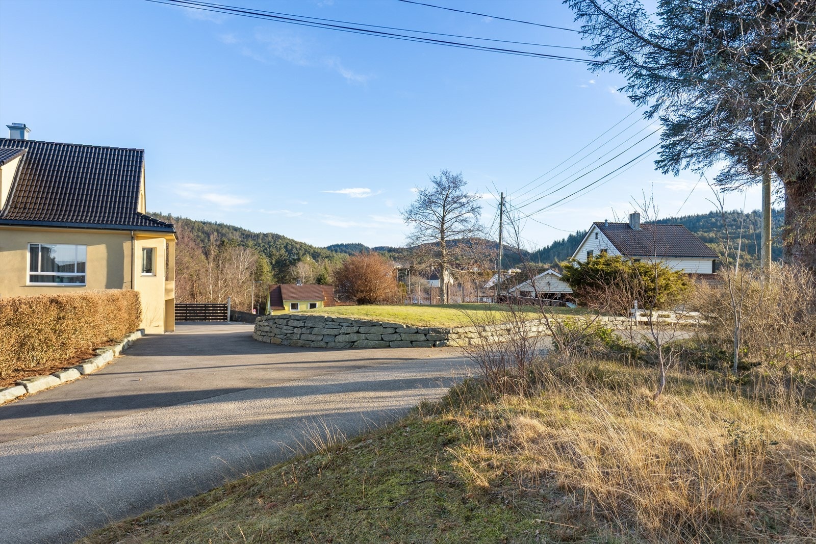 Flott natursteinsmur i forkant. Galleribilde