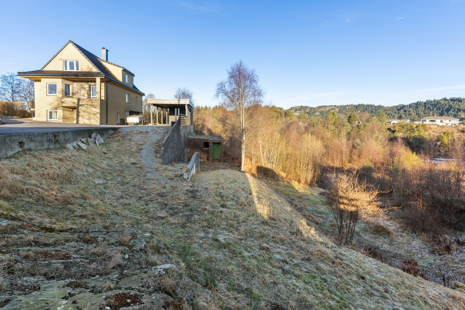 Tomten ligger fritt i terrenget. Galleribilde