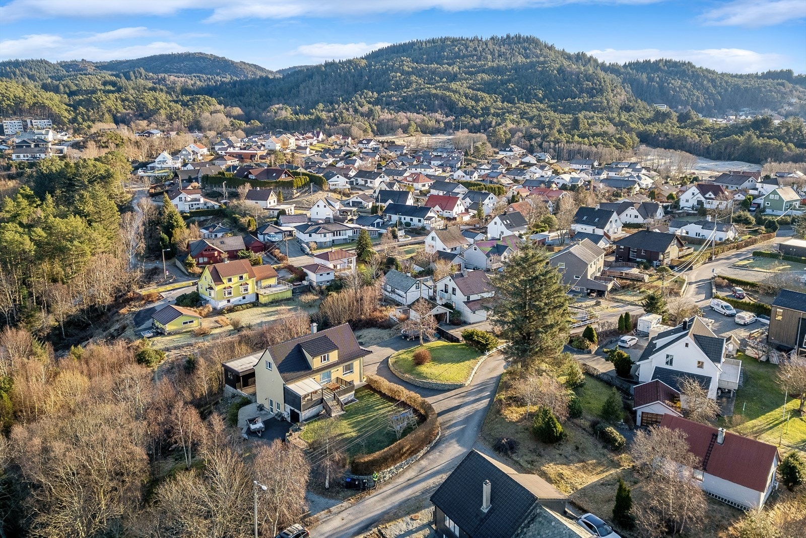 Dronebilde av tomt og nærområde. Galleribilde
