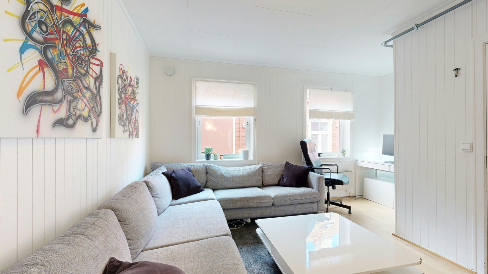 Romslig sture med plass til det man måtte ønske, inkludert spisebord Galleribilde