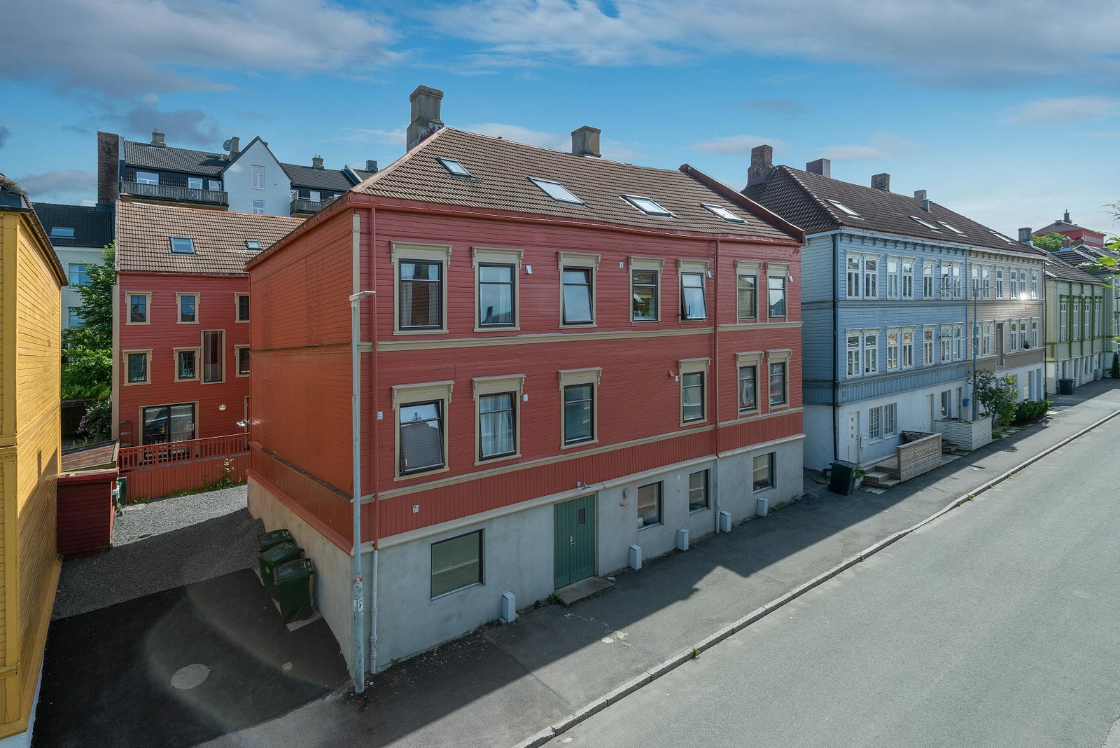 Fasade fra gaten. Leiligheten ligger i bakgårdsbygget Galleribilde