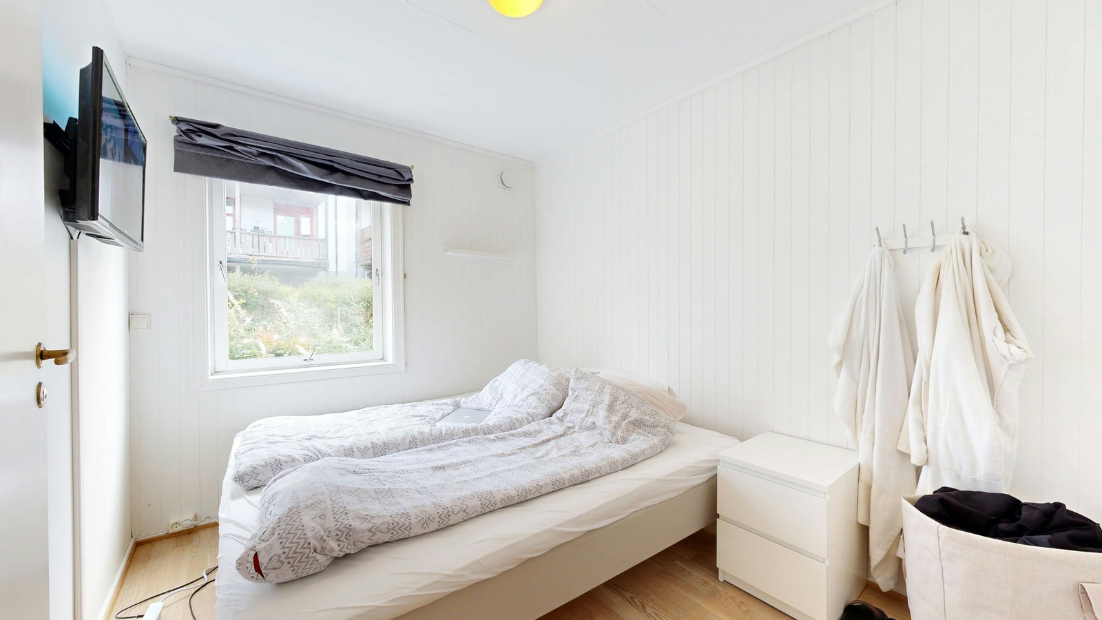 Romslig soverom med utsikt til bakhagen Galleribilde