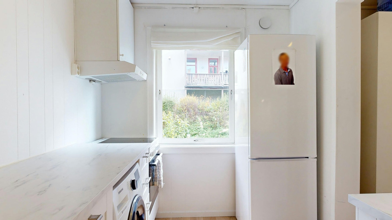 Flott kjøkken med utsikt til bakhagen Galleribilde