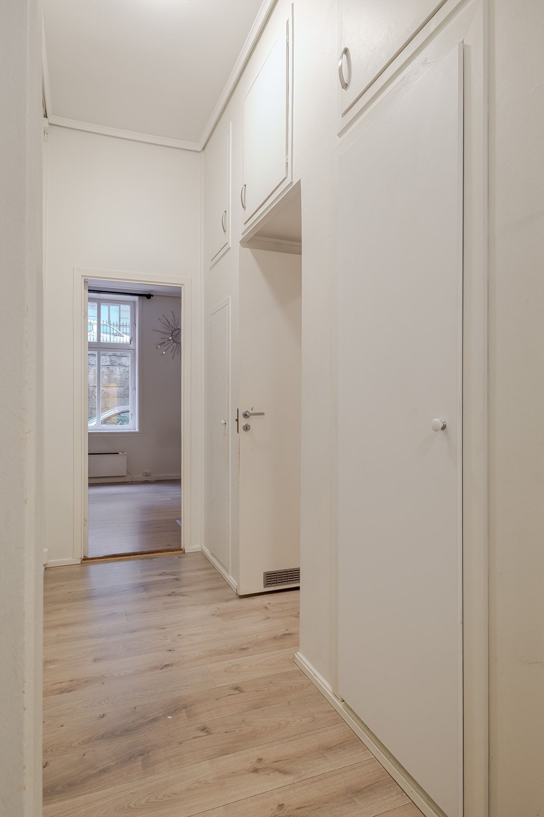 Entre med god garderobeplass og høyt under tak Galleribilde