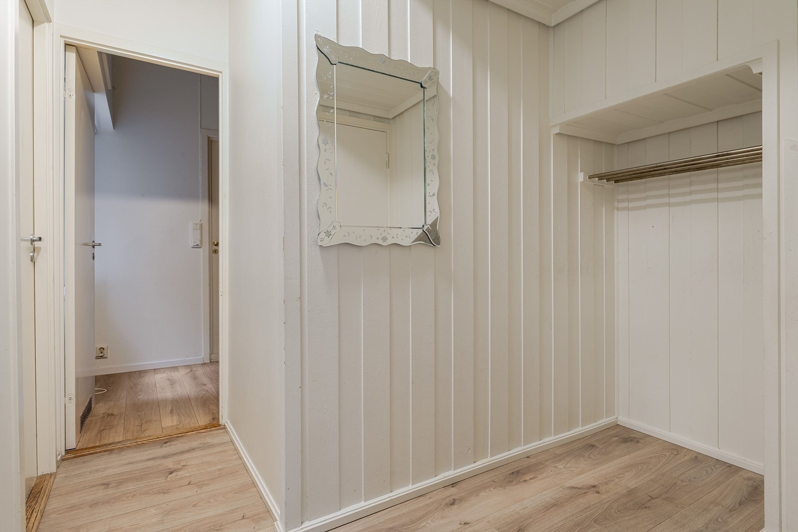 Garderobe i entre Galleribilde