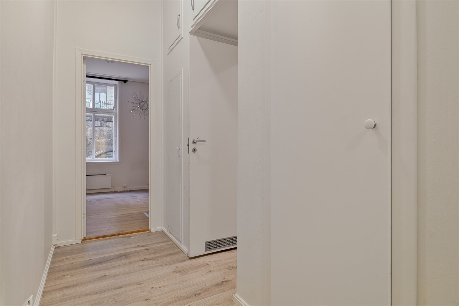 Entre med god garderobeplass/oppbevaring og høyt under tak Galleribilde