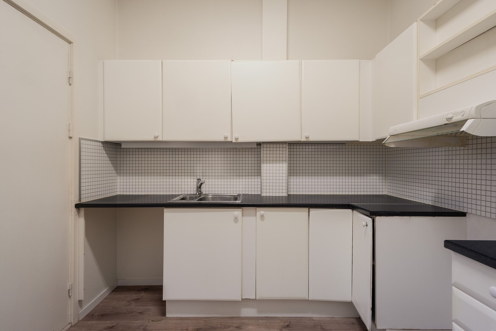 Kjøkkeninnredning og dør til kjellertrapp Galleribilde