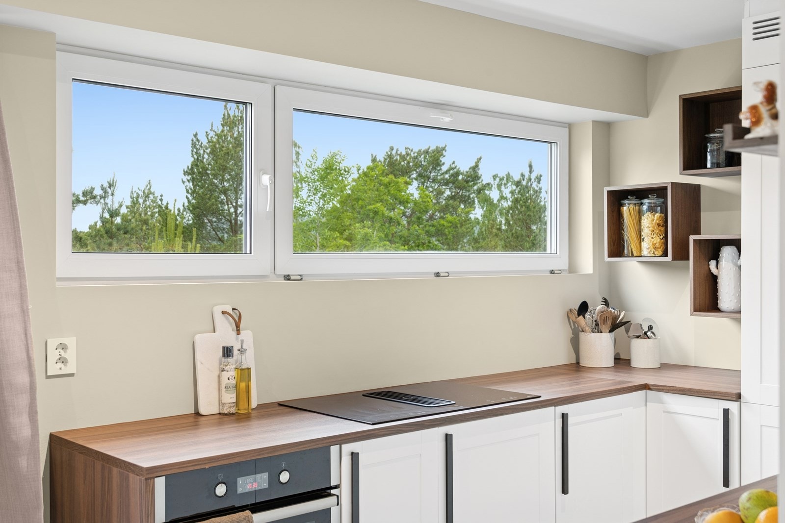 Her er det godt med skap- og benkeplass, samt vinduer som slipper inn rikelig med lys. Galleribilde