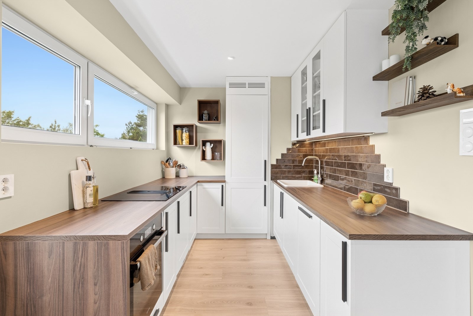 Nytt pent kjøkken (2024) med integrerte hvitevarer som kjøleskap/frys, stekeovn, koketopp og oppvaskmaskin. Galleribilde