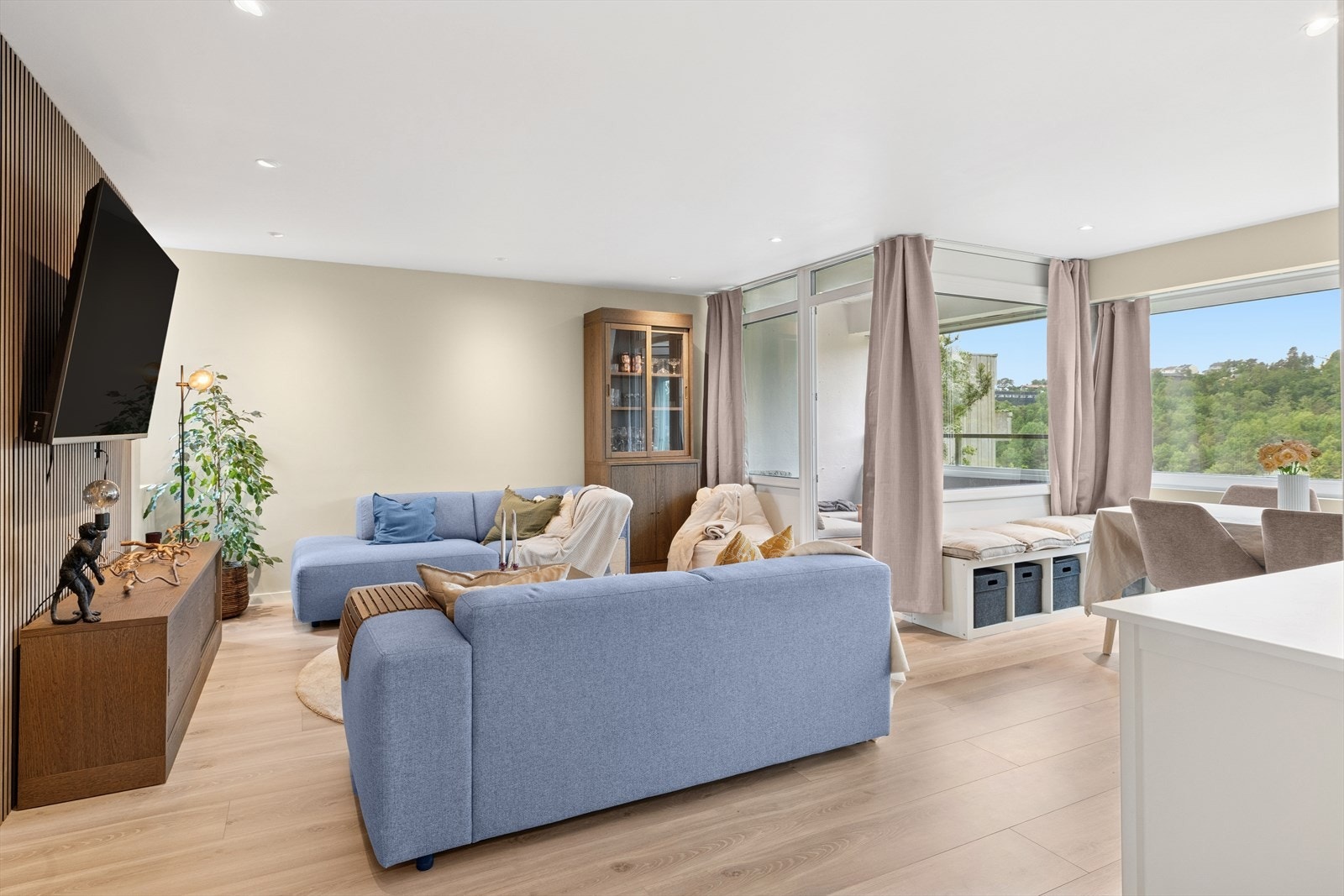 Leiligheten er meget lys og innbydende, med utgang til solrik, overbygget balkong. Galleribilde