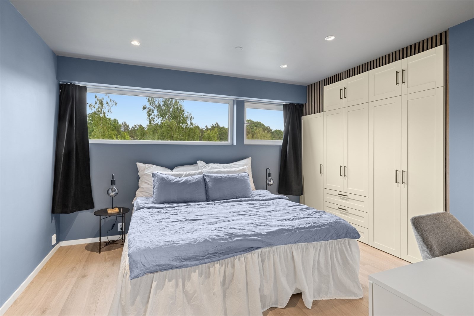 Romslig og pent innredet hovedsoverom med god skapplass. Nye overflater og spotter i tak. Galleribilde