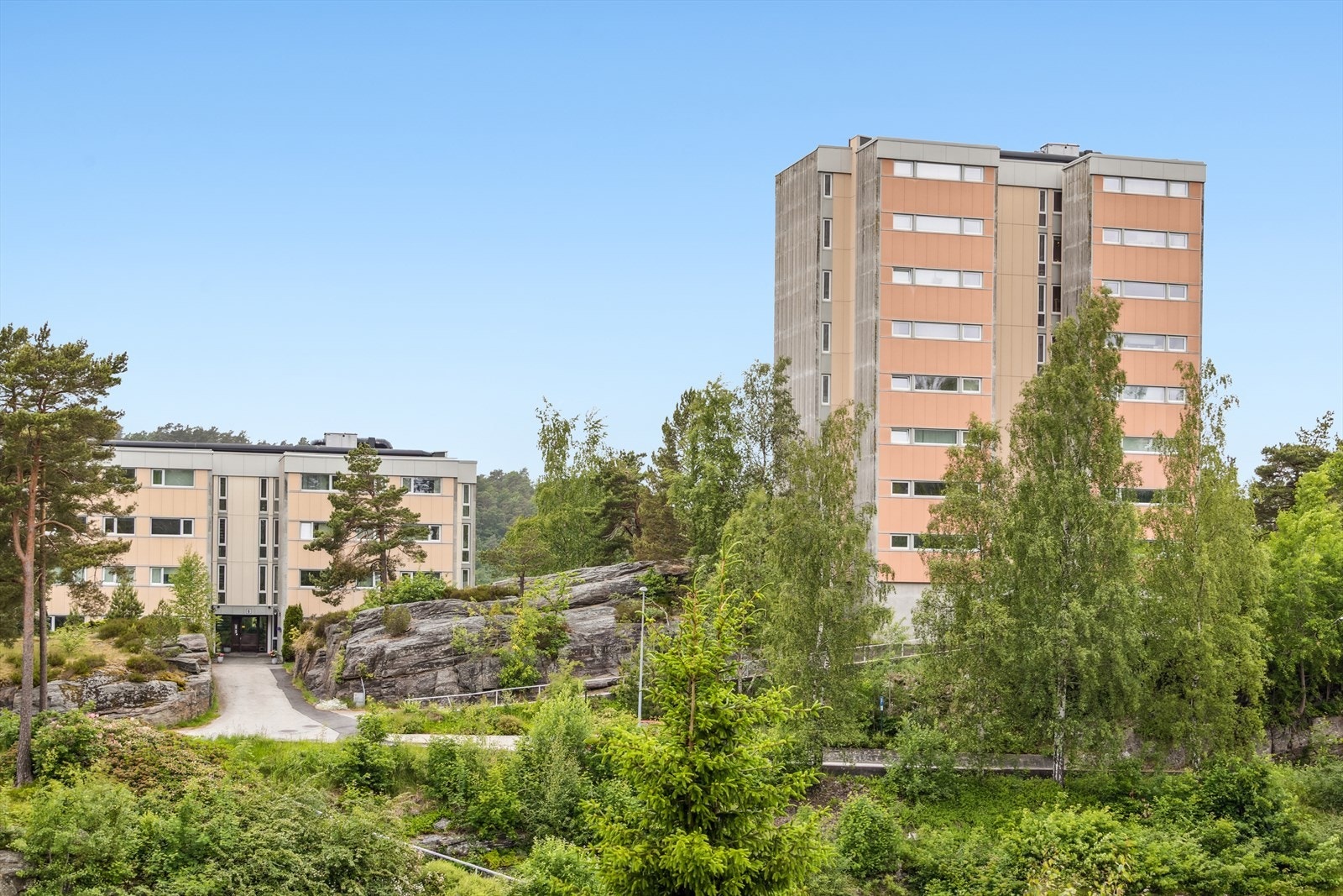 Leiligheten ligger fint til i et rolig boligområde på Tinnheia, vest for Kristiansand sentrum. Galleribilde