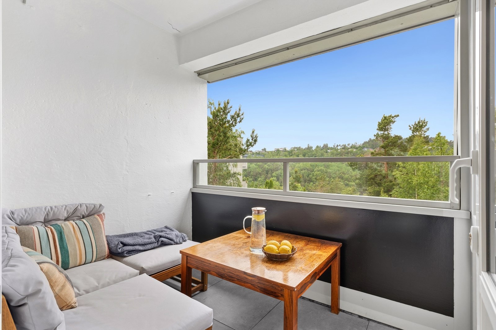 Leiligheten ligger i fremste rekke, med vestvendt balkong og utsikt. Galleribilde