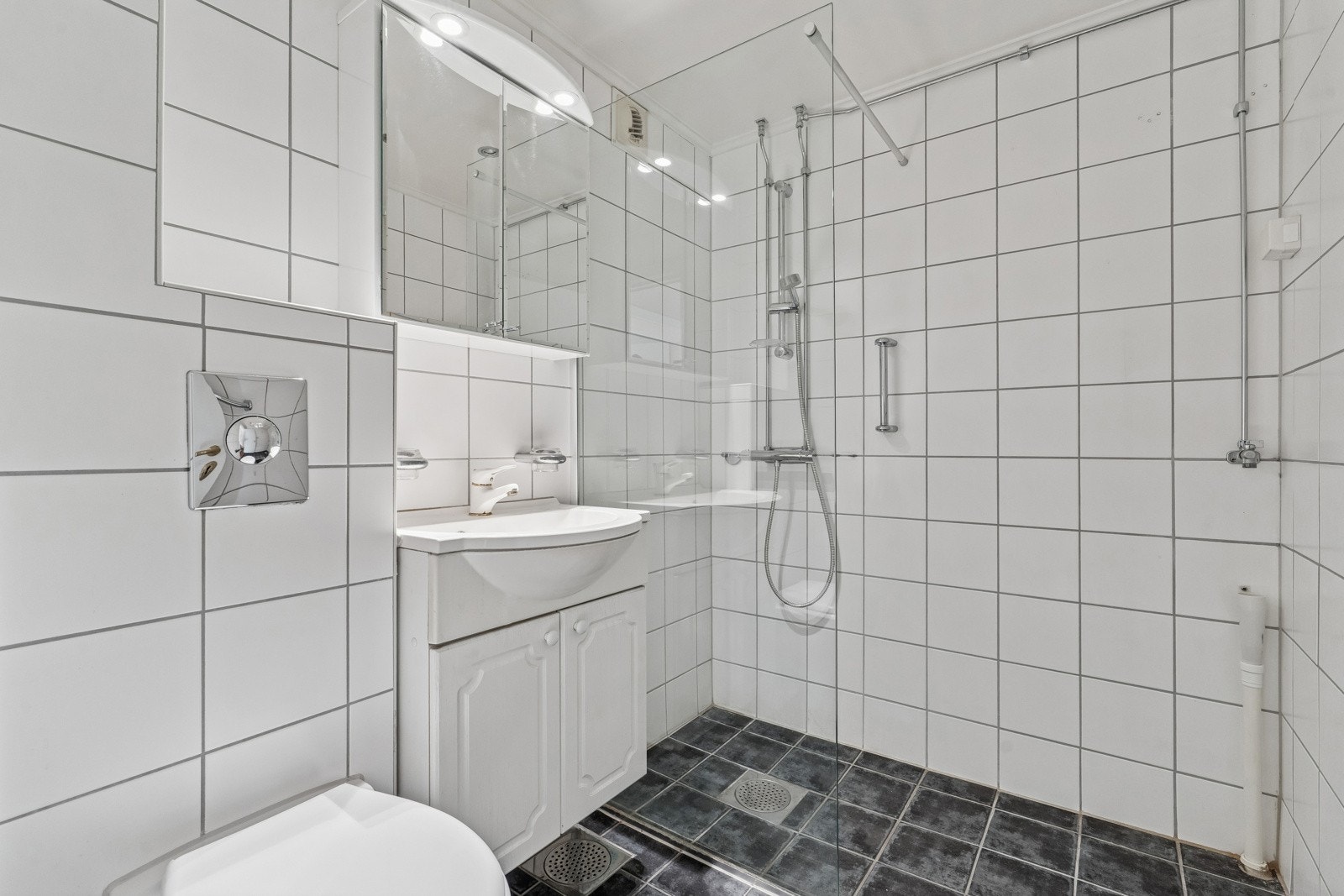 Romslig flislagt baderom som ble pusset omm av borettslaget i 2006. Galleribilde