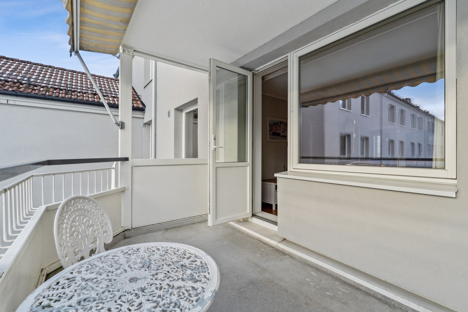 Balkongen er på nær 8 kvm og har god plass til hagemøbler. Galleribilde