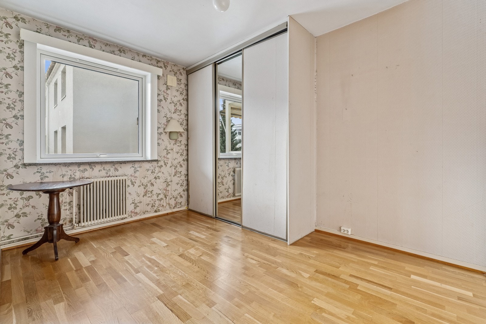 Hovedsoverom med skyvedørsgarderobeskap. Galleribilde