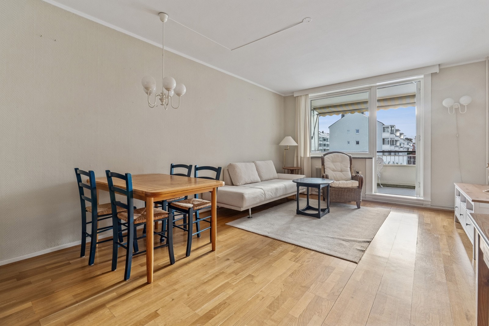 Romslig stue med plass til både spisebord og sittegruppe. Utgang til balkong. Galleribilde