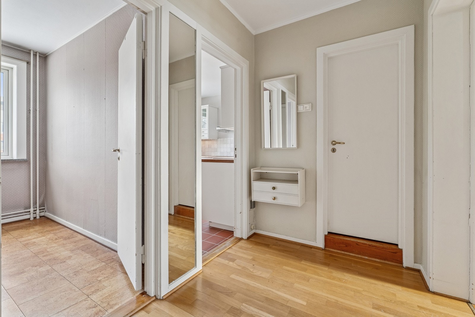 Entré med adkomst til bod. Galleribilde