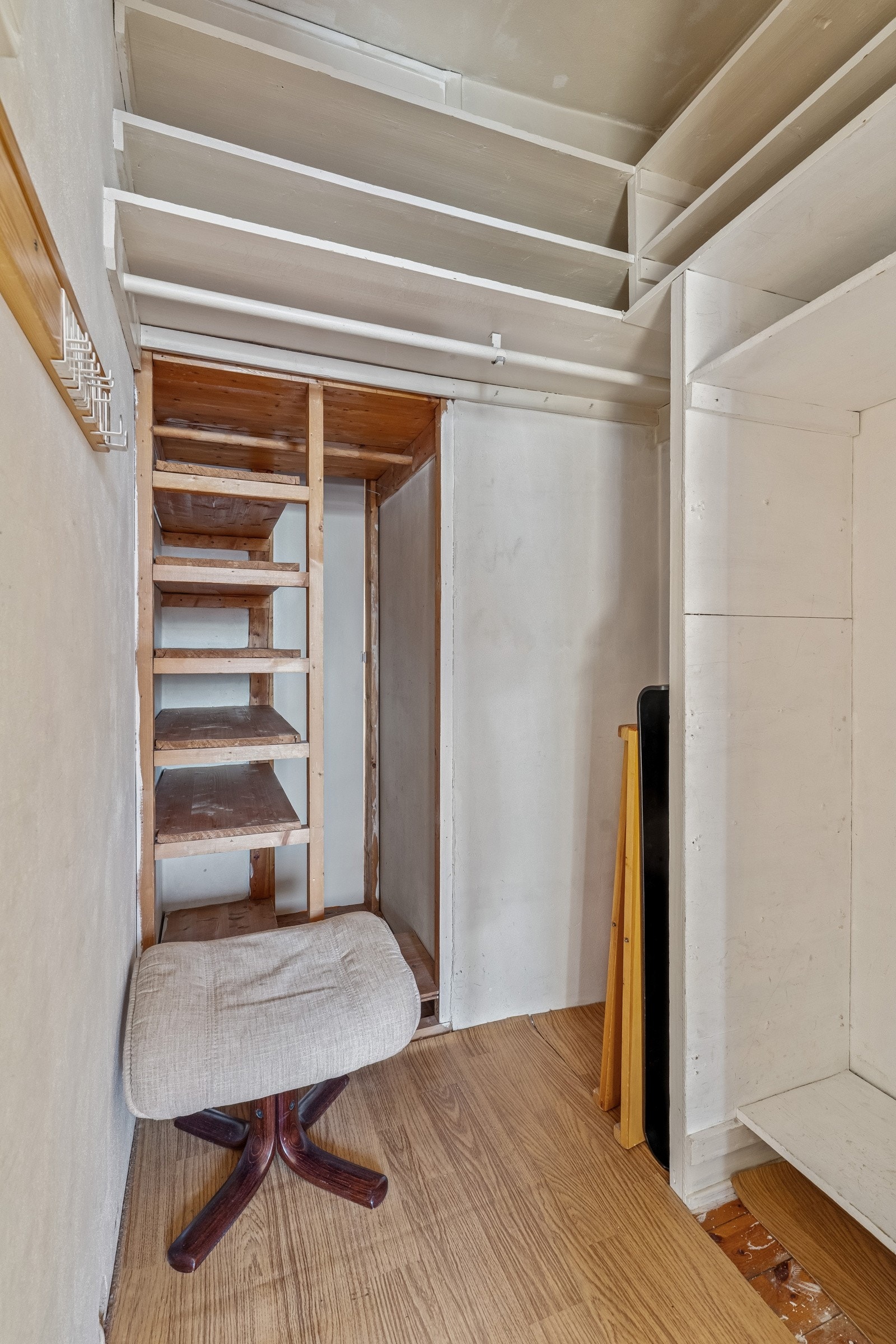 Innvendig bod er gjennomgående inn til hovedsoverom og gir godt med lagringsplass. I tillegg 1 loftsbod og 1 kjellerbod. Galleribilde