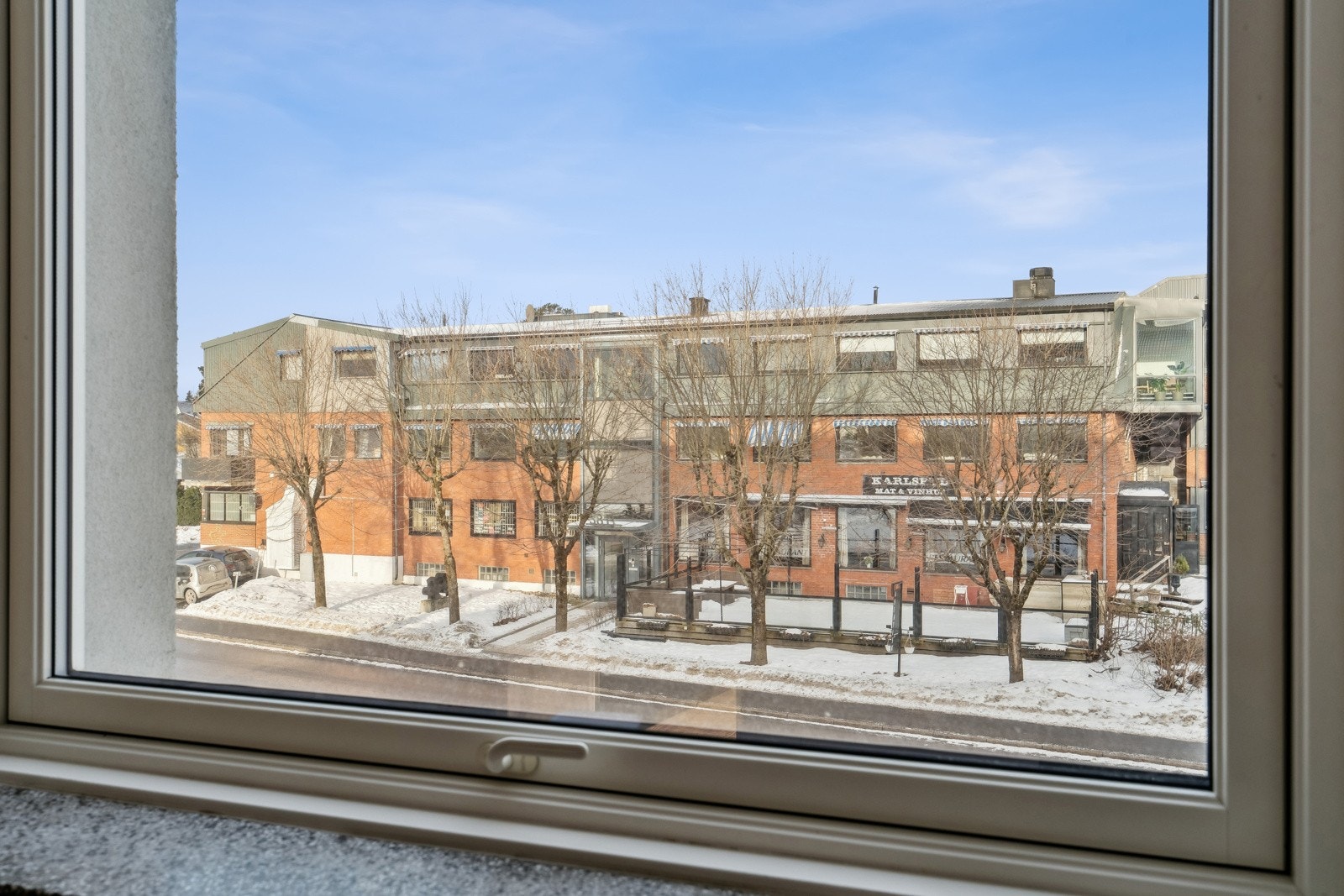 Utsyn fra kjøkkenet ned til Karlsrud Mat og vinhus Galleribilde