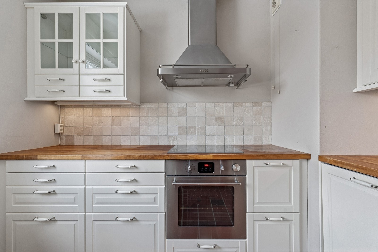 Pent kjøkken med lys og fin innredning. Galleribilde