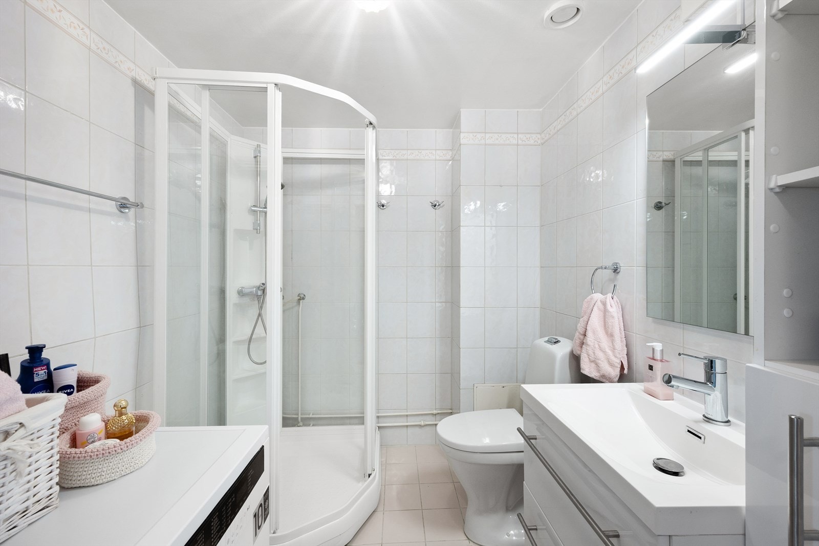 Dusjbad med opplegg til vaskemaskin Galleribilde