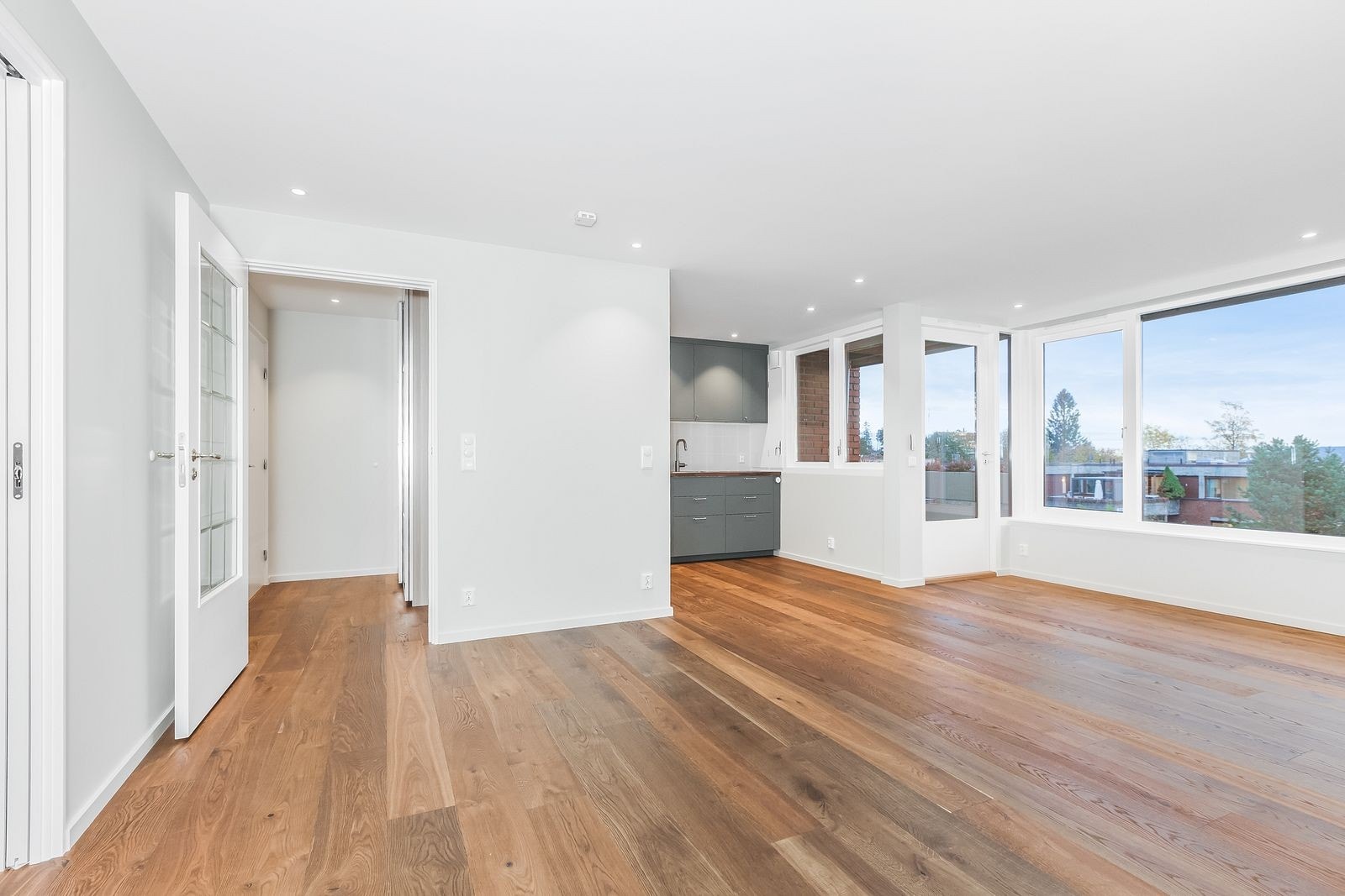 Romslig stue med åpen kjøkkenløsning. Galleribilde